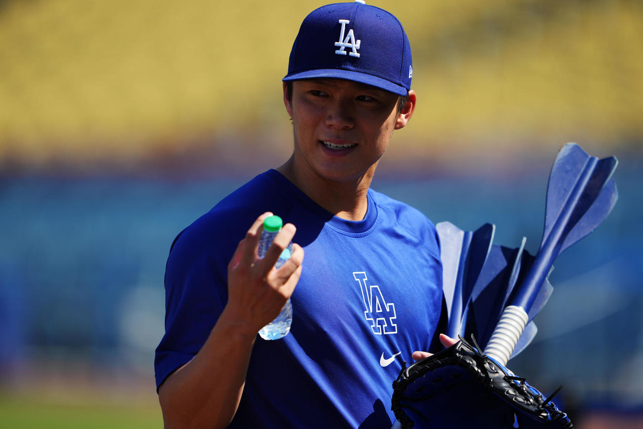 ドジャース対フィリーズ　トレーニングを終え引き揚げるドジャース山本（撮影・横山健太）