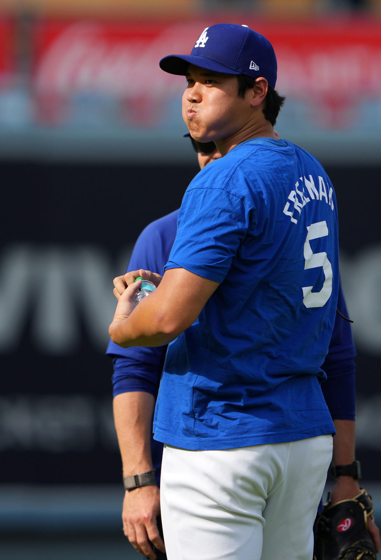 ドジャース対フィリーズ　水を口に含むドジャース大谷（撮影・横山健太）
