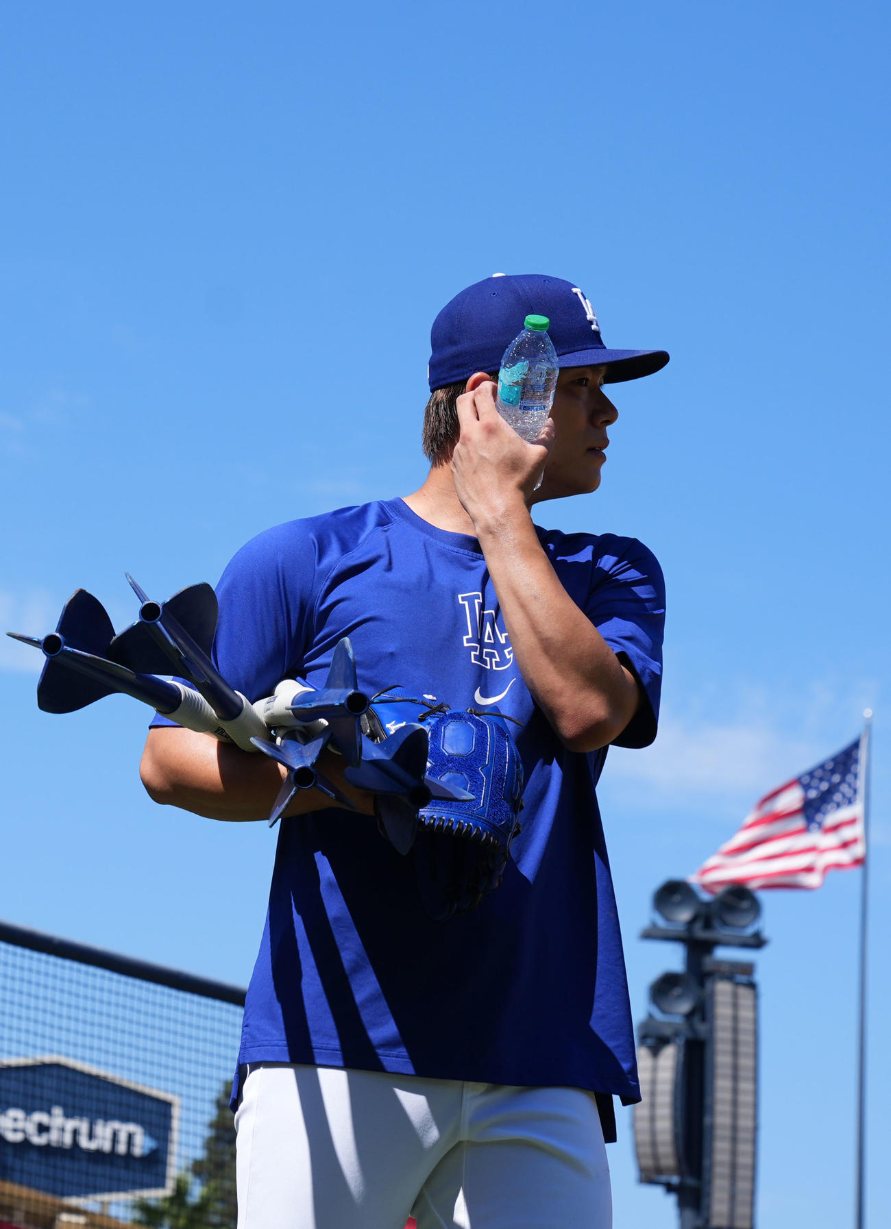 ドジャース対フィリーズ　トレーニングを終え引き揚げるドジャース山本（撮影・横山健太）