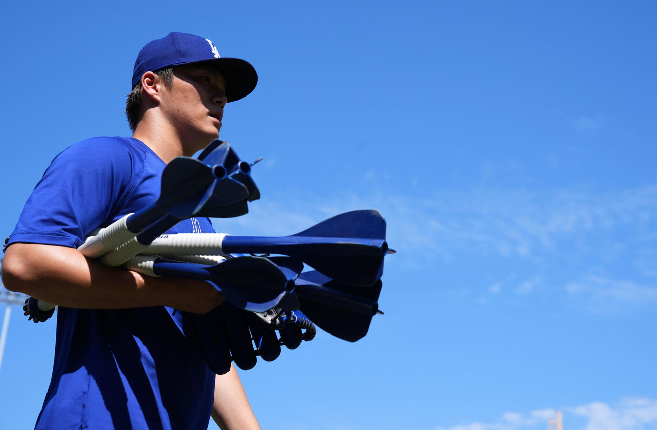 ドジャース対フィリーズ　トレーニングを終え引き揚げるドジャース山本（撮影・横山健太）