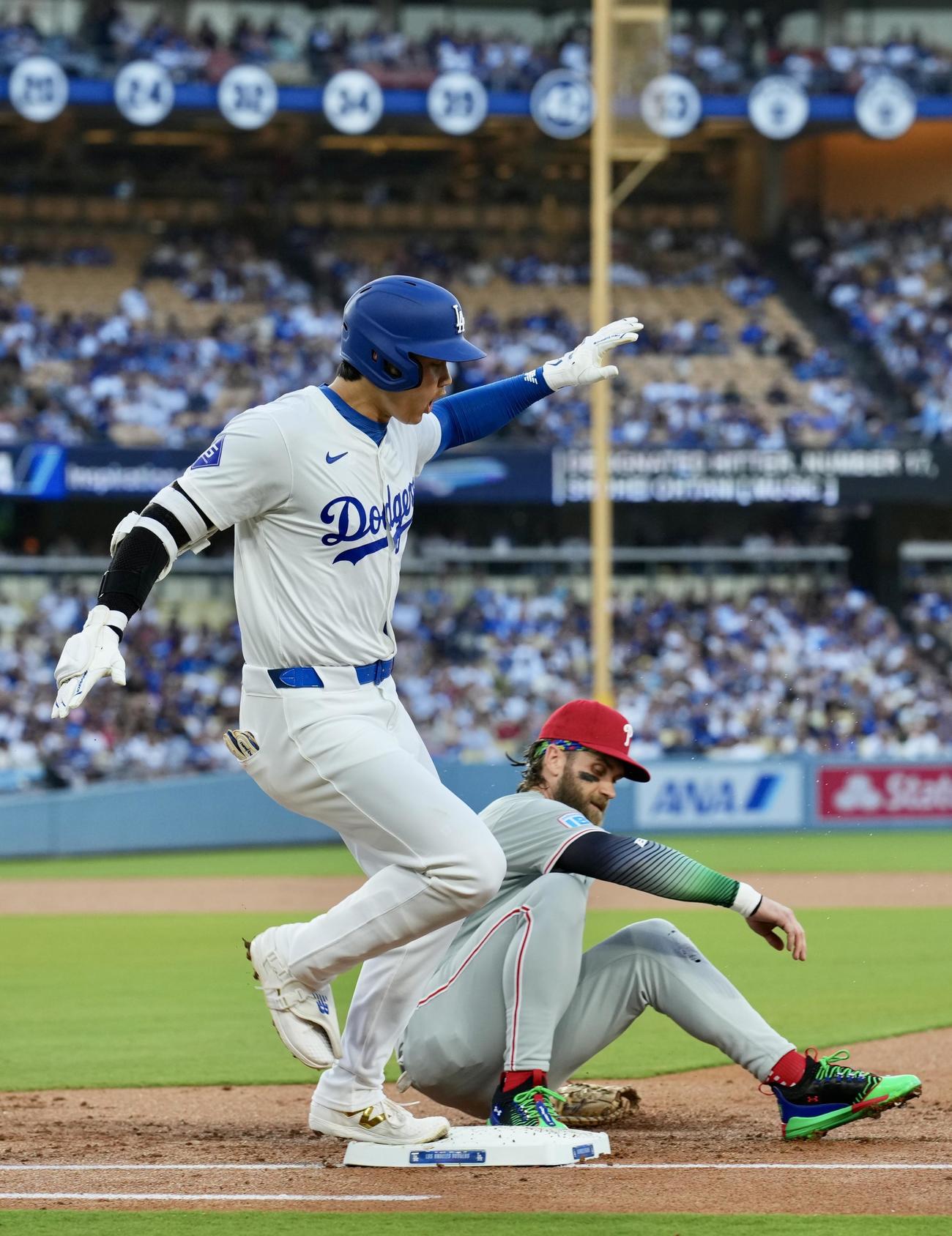 ドジャース対フィリーズ　1回裏ドジャース無死、ニゴロに倒れる大谷翔平。右はハーパー（撮影・横山健太）