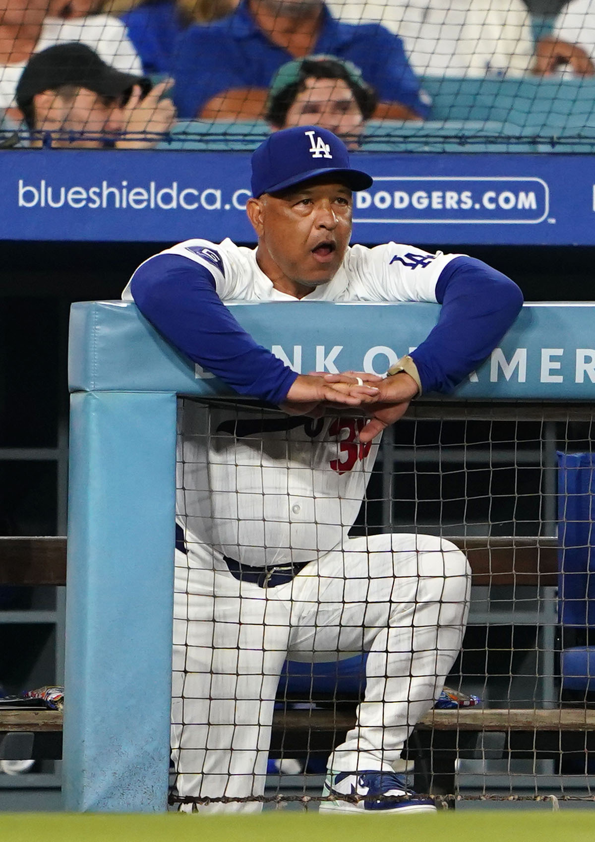 ドジャース対フィリーズ　険しい表情で試合を見つめるドジャースのロバーツ監督（撮影・横山健太）