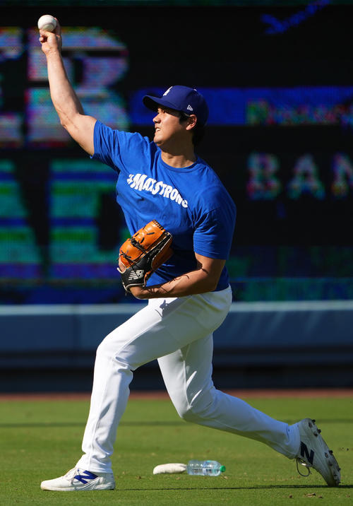ドジャース対パイレーツ キャッチボールをするドジャース大谷(撮影・横山健太)