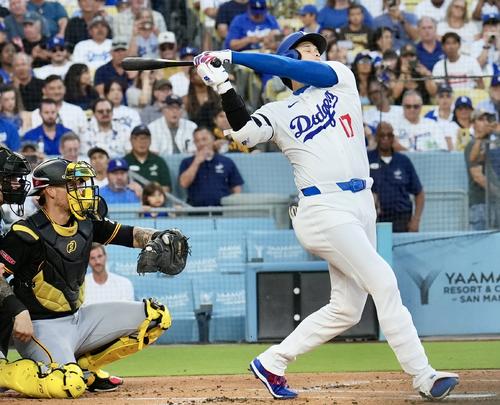 ドジャース対パイレーツ 1回裏ドジャース無死、空振り三振に倒れる大谷(撮影・横山健太)