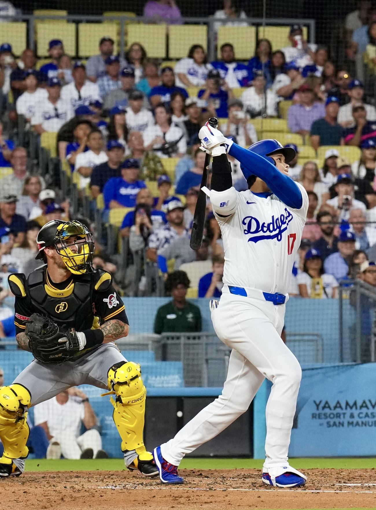 ドジャース対パイレーツ　3回裏ドジャース1死一塁、右越え2点本塁打を放つ大谷（撮影・横山健太）