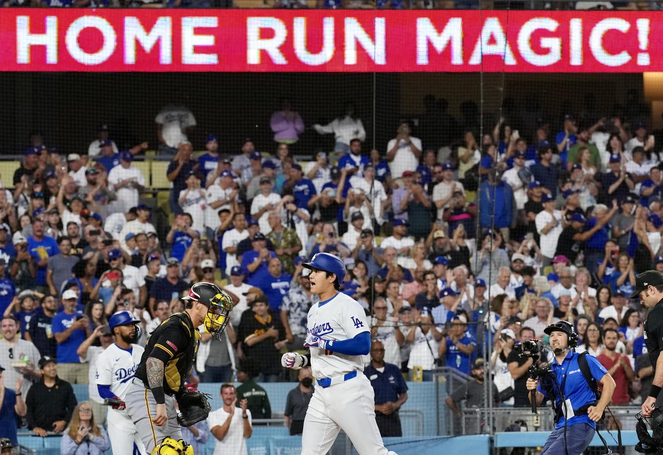 ドジャース対パイレーツ　3回裏ドジャース1死一塁、右越え2点本塁打を放ちほえる大谷（撮影・横山健太）