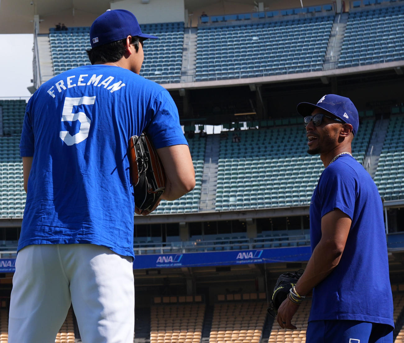 24年8月7日　ドジャース対フィリーズ　言葉を交わすドジャースのムーキー・ベッツ（右）と大谷（撮影・横山健太）