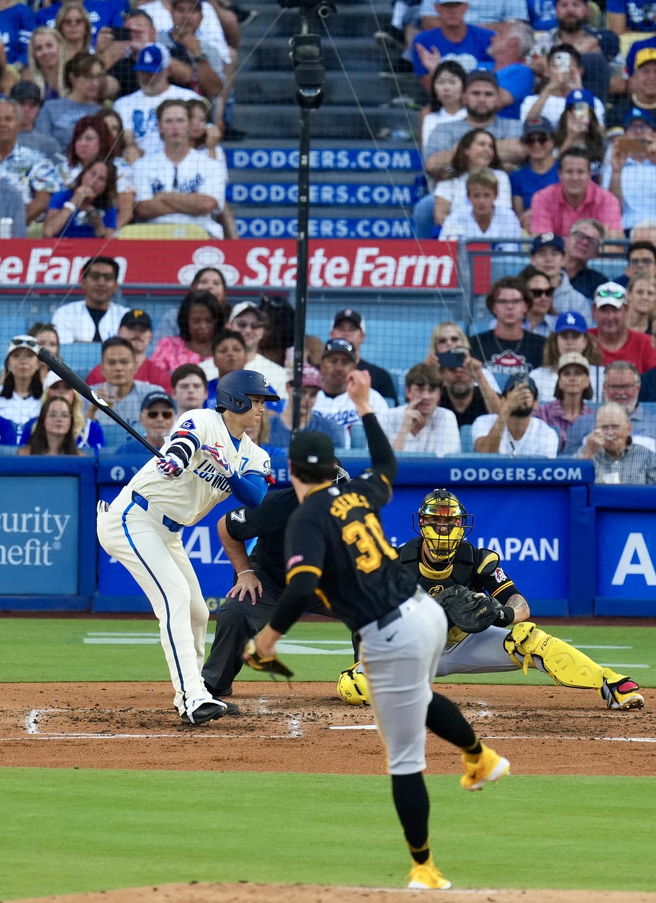 ドジャース対パイレーツ　3回裏ドジャース無死一塁、空振り三振に倒れる大谷。投手ポール・スキーンズ（撮影・横山健太）