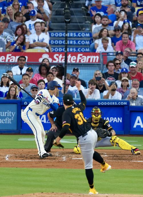 ドジャース対パイレーツ　3回裏ドジャース無死一塁、空振り三振に倒れる大谷。投手ポール・スキーンズ（撮影・横山健太）