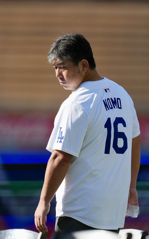 ドジャース対パイレーツ　試合前セレモニーに登場した野茂英雄氏＝2024年8月10日（撮影・横山健太）