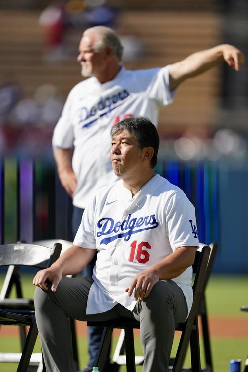 ドジャース対パイレーツ　試合前セレモニーに登場した野茂英雄氏＝2024年8月10日（撮影・横山健太）
