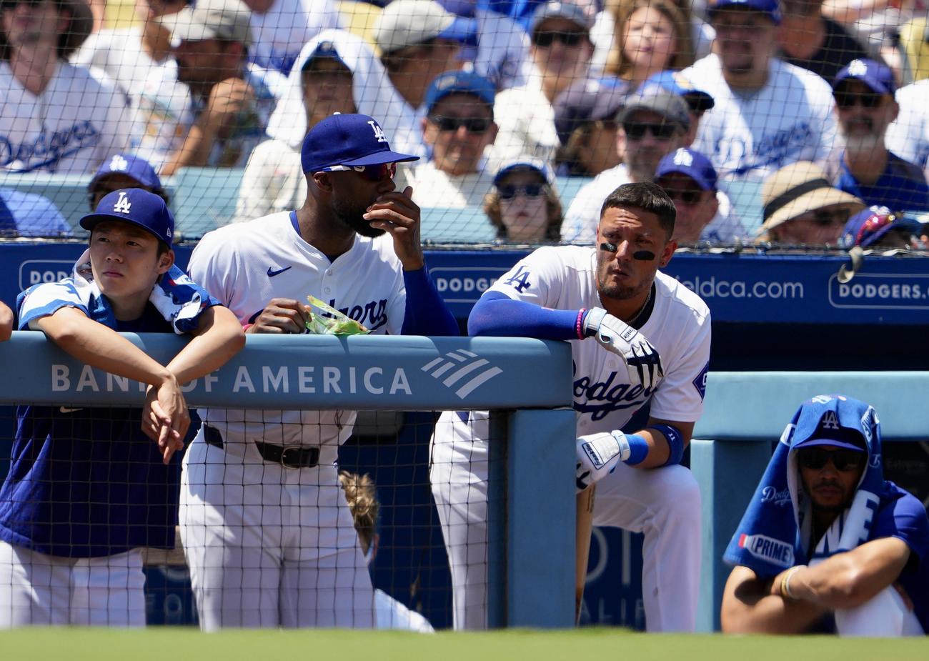 ドジャース対パイレーツ　試合を見つめる、左からドジャース山本、ヘイワード、ロハス、ベッツ（撮影・横山健太）
