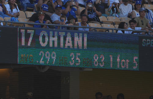 ドジャース対パイレーツ　10回裏ドジャース1死一、二塁、大谷の打率は．299が表示される（撮影・横山健太）