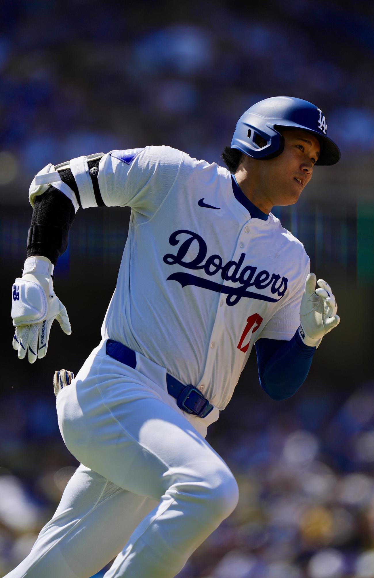 ドジャース対パイレーツ　6回裏ドジャース2死、右翼線へ三塁打を放つ大谷（撮影・横山健太）