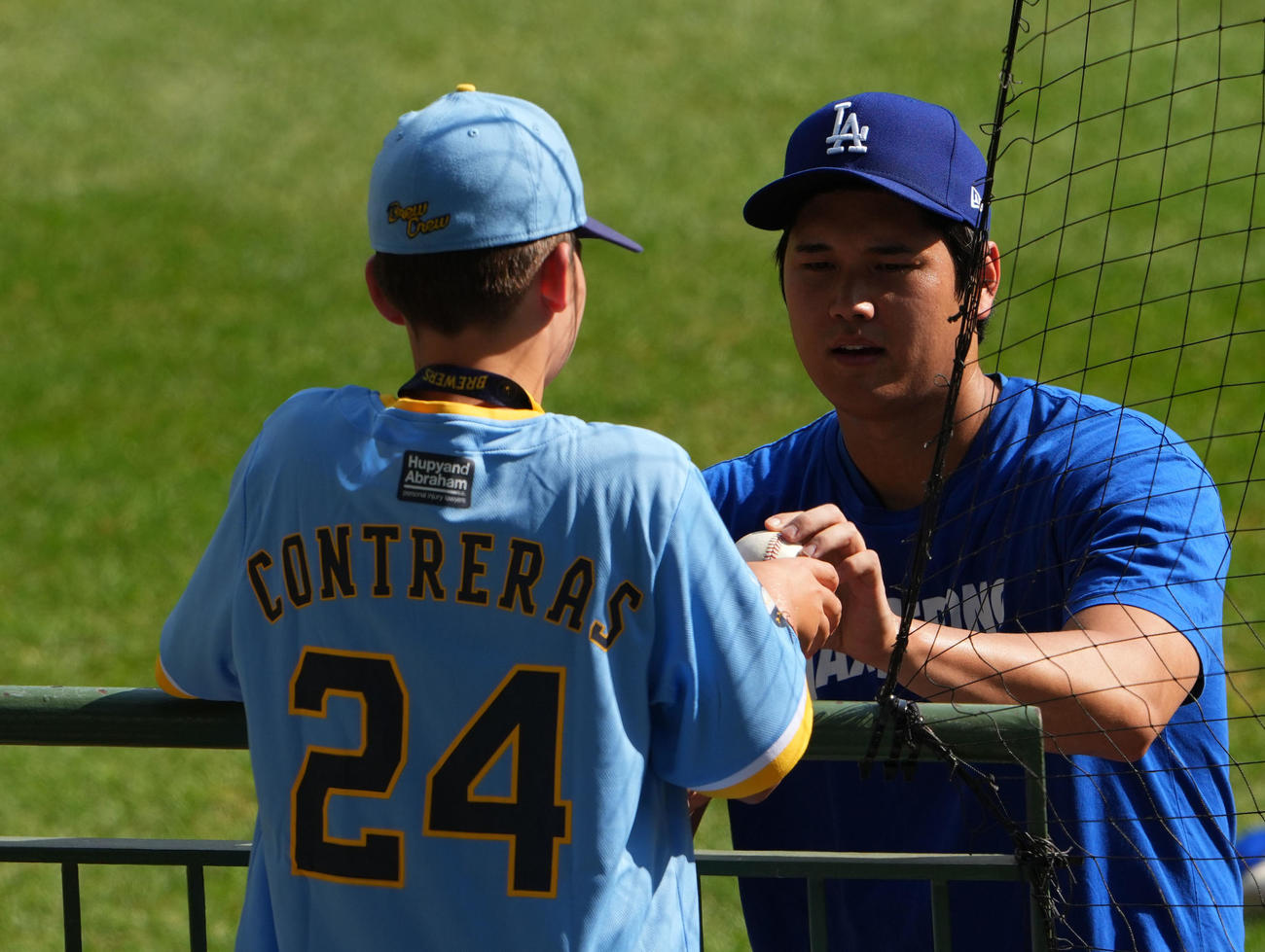 ブルワーズ対ドジャース　練習を終え子供にサインをするドジャース大谷（撮影・横山健太）