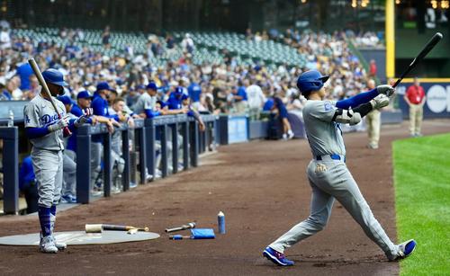 ブルワーズ対ドジャース 試合に臨むドジャース大谷とムーキー・ベッツ(左)の1、2番コンビ(撮影・横山健太)