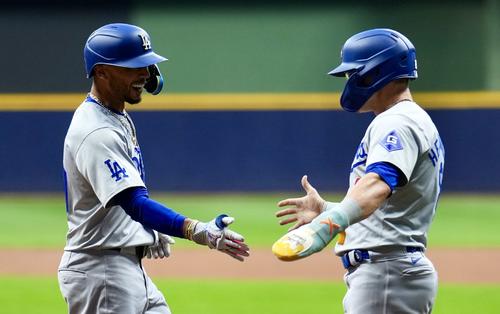ブルワーズ対ドジャース 3回表ドジャース2死三塁、左越え2点本塁打を放ちKヘルナンデス(右)とタッチを交わすムーキー・ベッツ(撮影・横山健太)