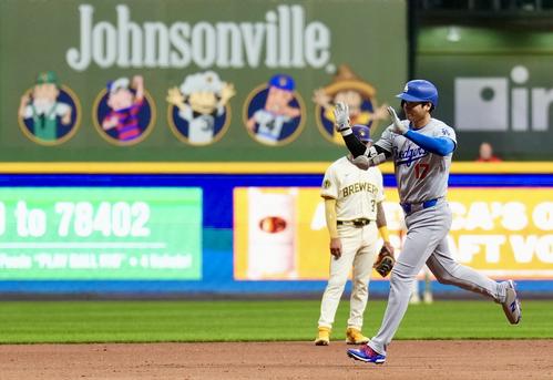 ブルワーズ対ドジャース 5回表ドジャース無死一塁、左越え2点本塁打を放ちフレディダンスをする大谷(撮影・横山健太)