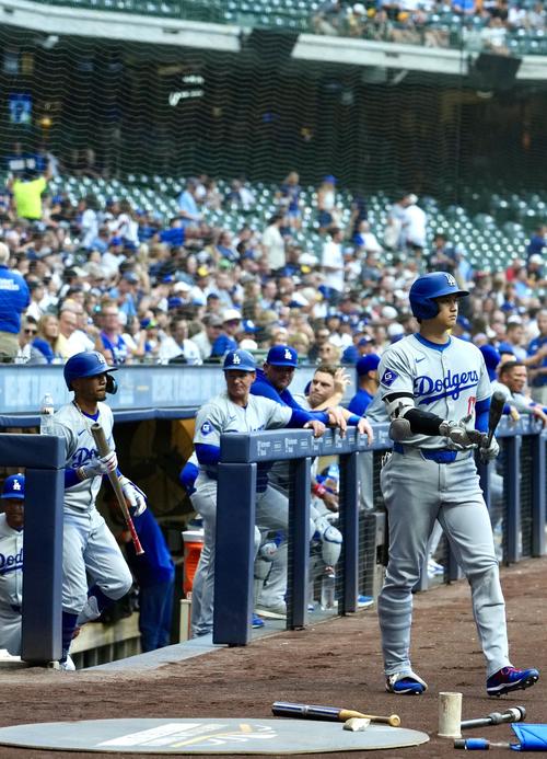 ブルワーズ対ドジャース 試合に臨むドジャース大谷とムーキー・ベッツ(左)の1、2番コンビ(撮影・横山健太)