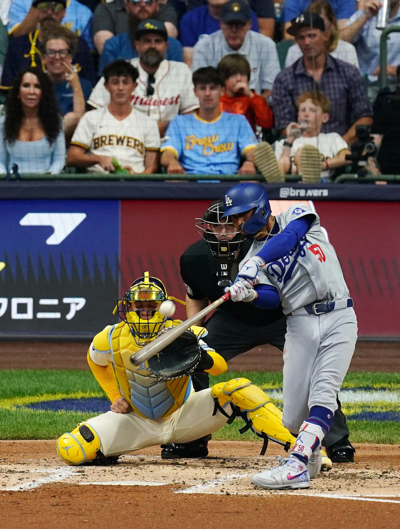ブルワーズ対ドジャース　3回表ドジャース2死三塁、左越え2点本塁打を放つムーキー・ベッツ（撮影・横山健太）