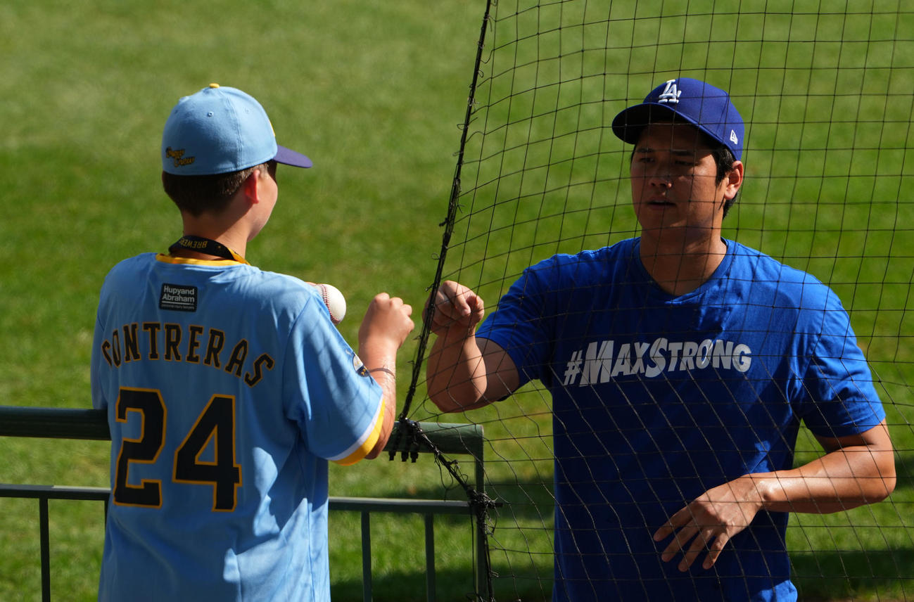 ブルワーズ対ドジャース　練習を終え子供にサインをするドジャース大谷（撮影・横山健太）