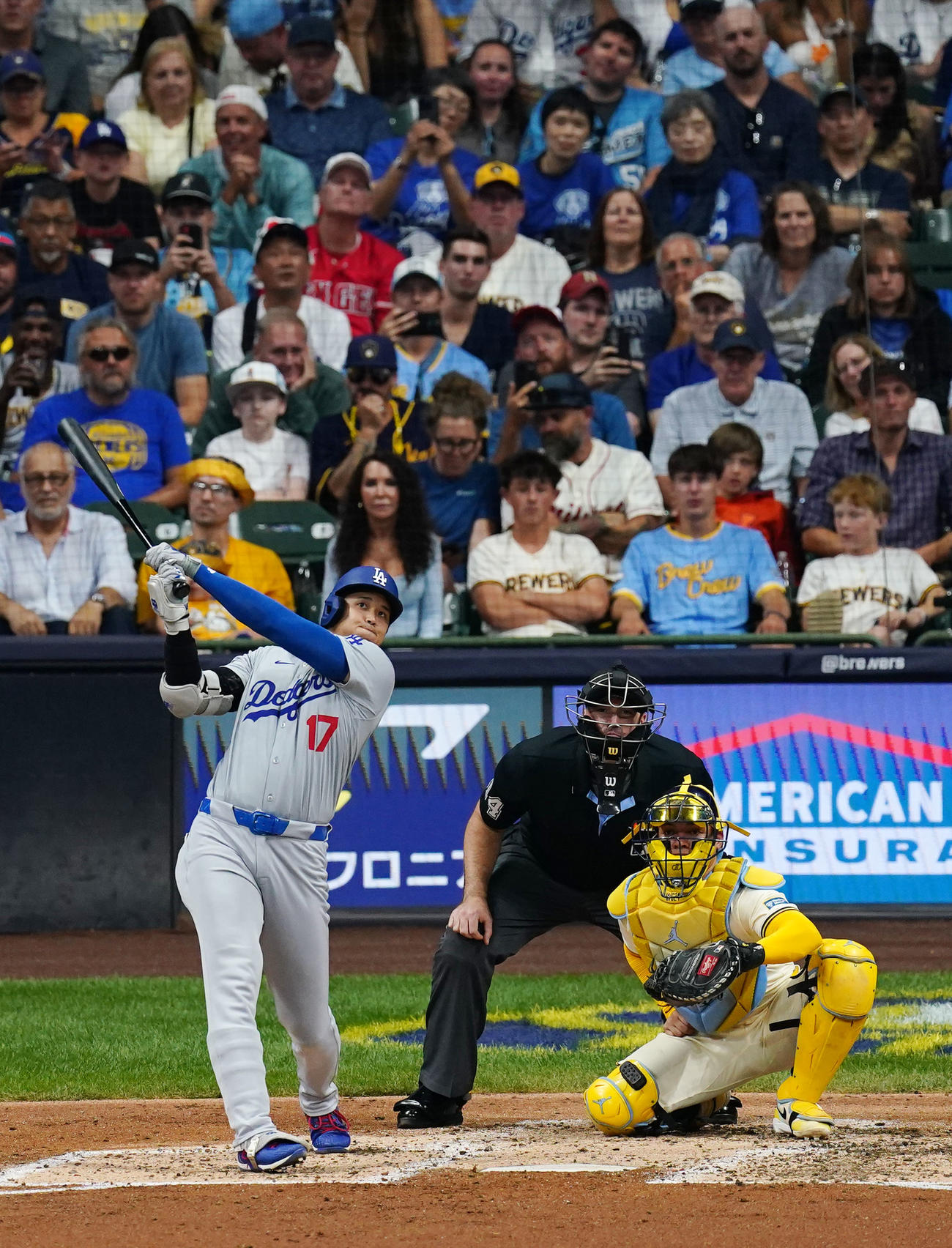 ブルワーズ対ドジャース　5回表ドジャース無死一塁、左中間へ2点本塁打を放つ大谷。投手フレディ・ペラルタ（撮影・横山健太）