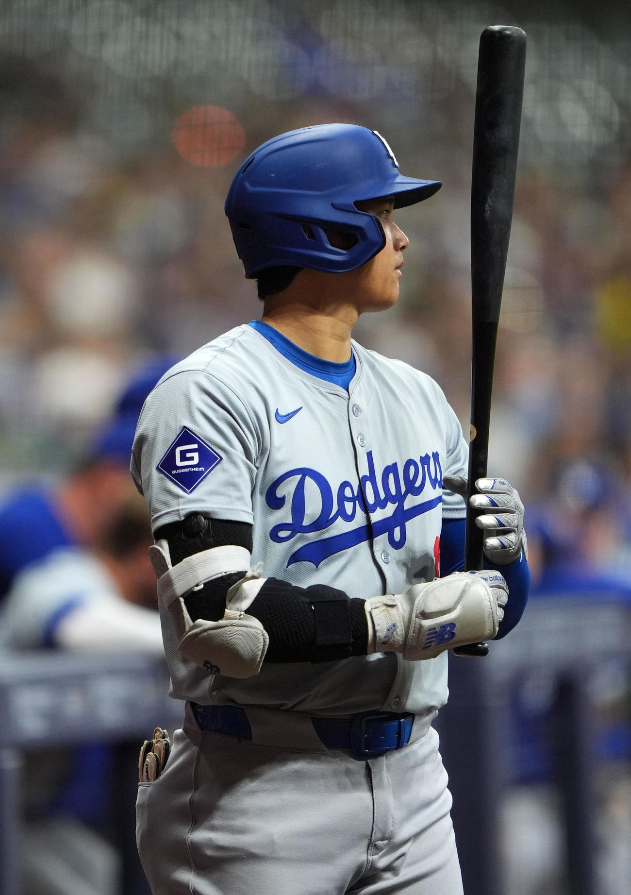 ブルワーズ対ドジャース　打席へ向かうドジャース大谷（撮影・横山健太）