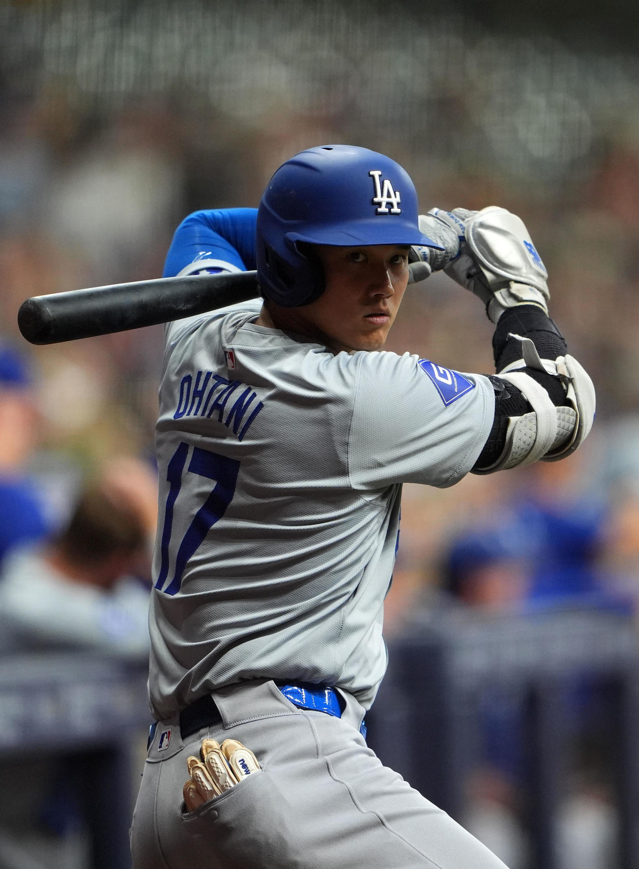 ブルワーズ対ドジャース　打席へ向かうドジャース大谷（撮影・横山健太）