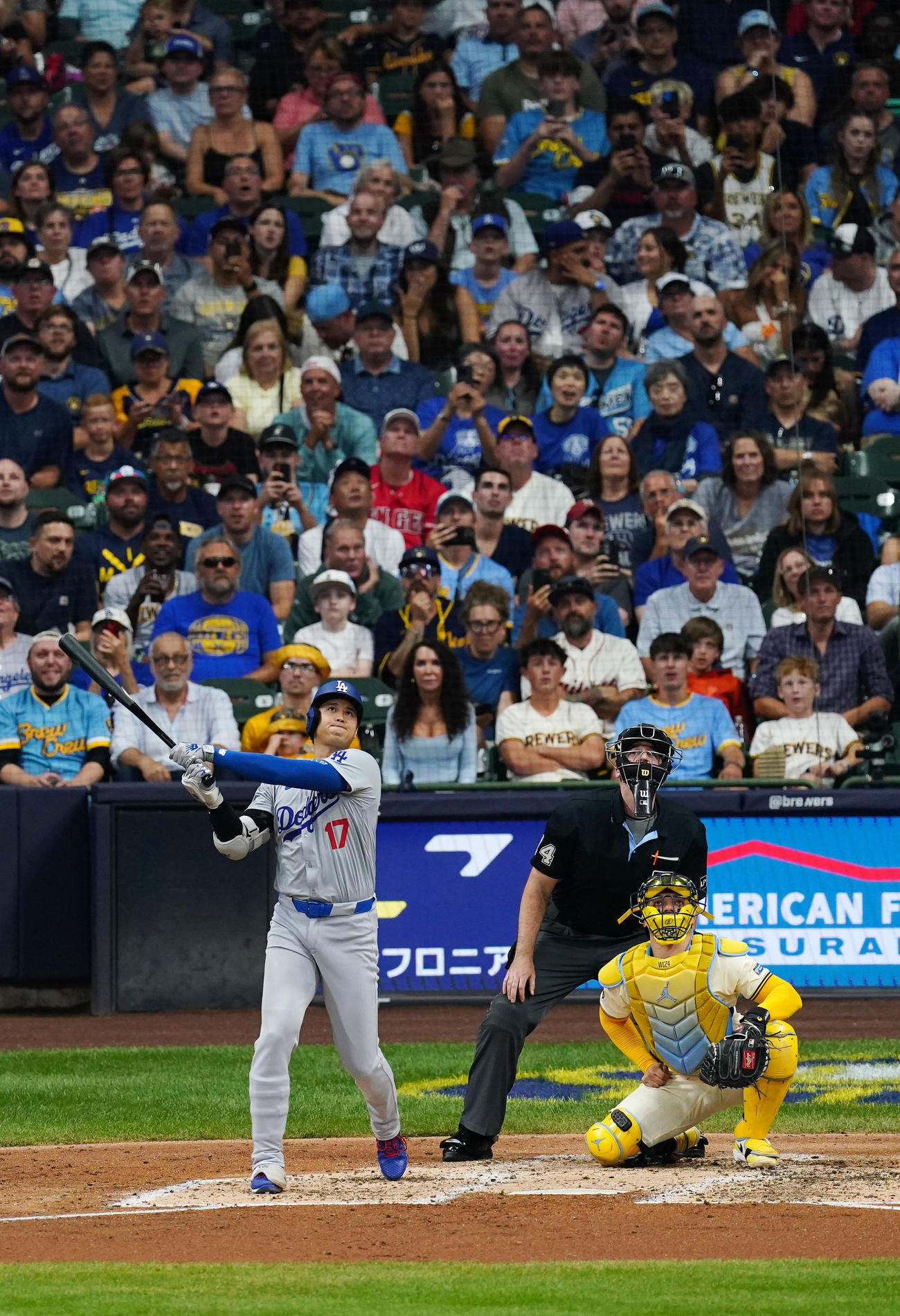 ブルワーズ対ドジャース　5回表ドジャース無死一塁、左中間へ2点本塁打を放つ大谷。投手フレディ・ペラルタ（撮影・横山健太）