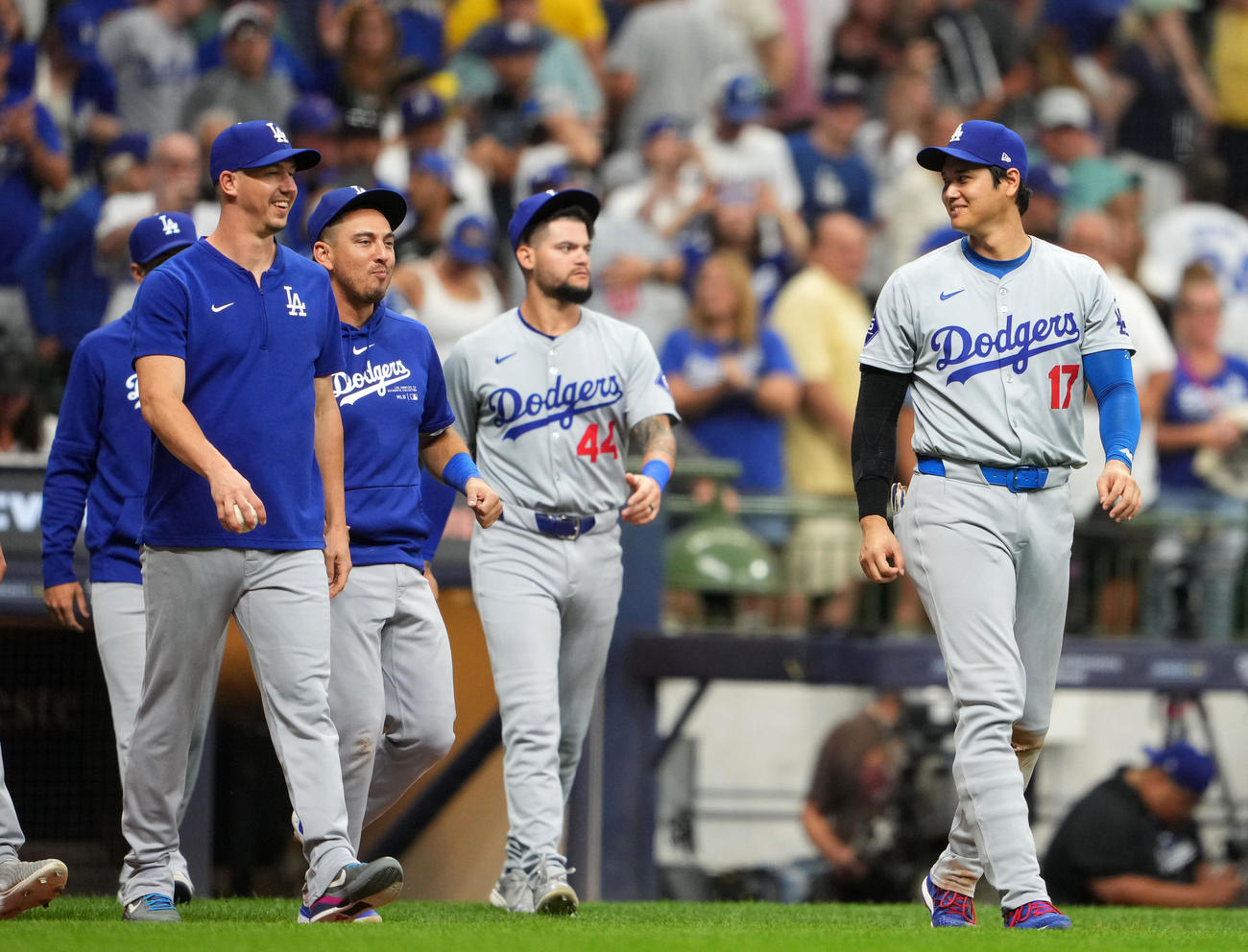 ブルワーズ対ドジャース　ブルワーズに勝利し笑顔を見せる大谷翔平（右）らドジャースナイン（撮影・横山健太）