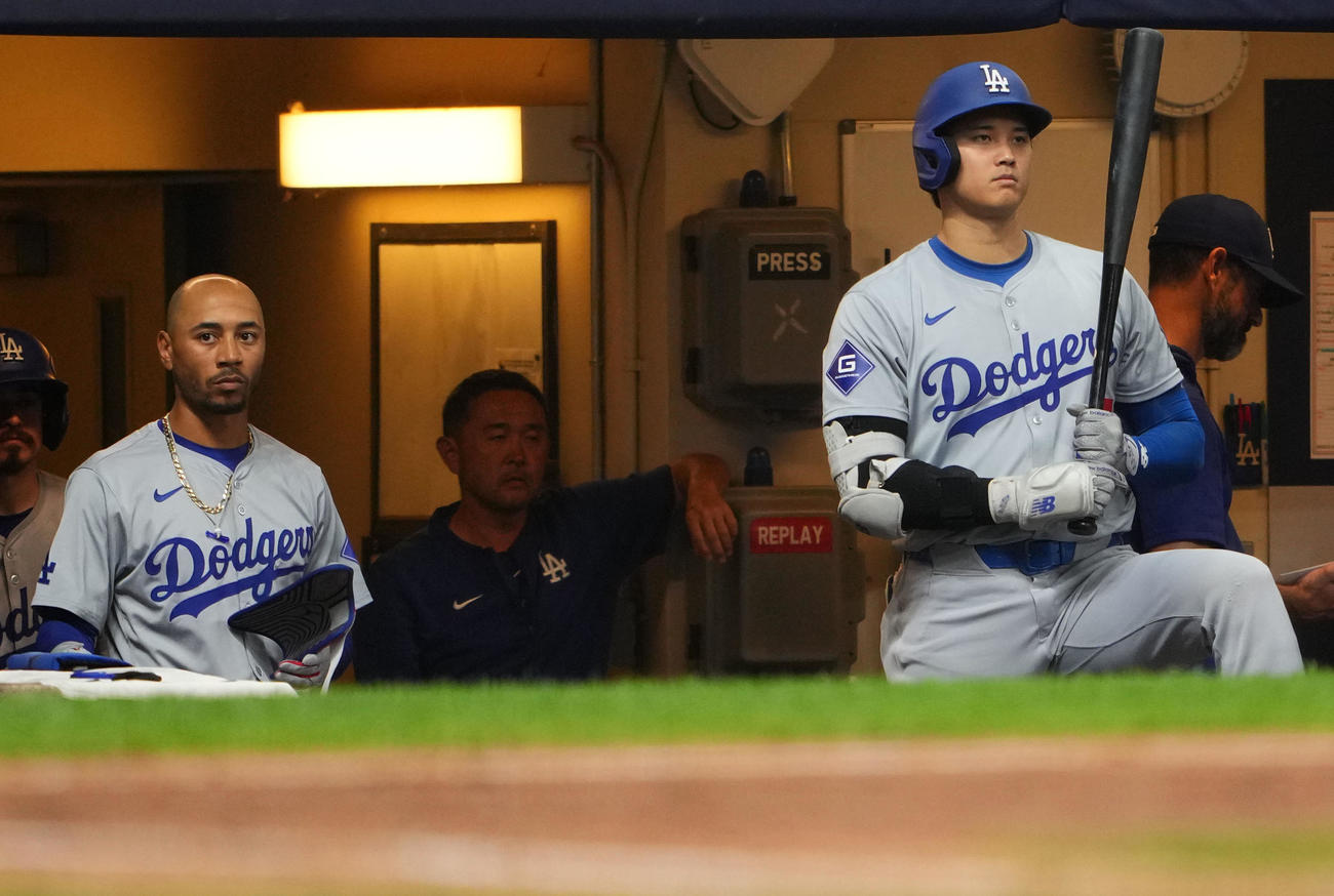 ブルワーズ対ドジャース　打席を待つドジャース大谷とムーキー・ベッツ（左）（撮影・横山健太）