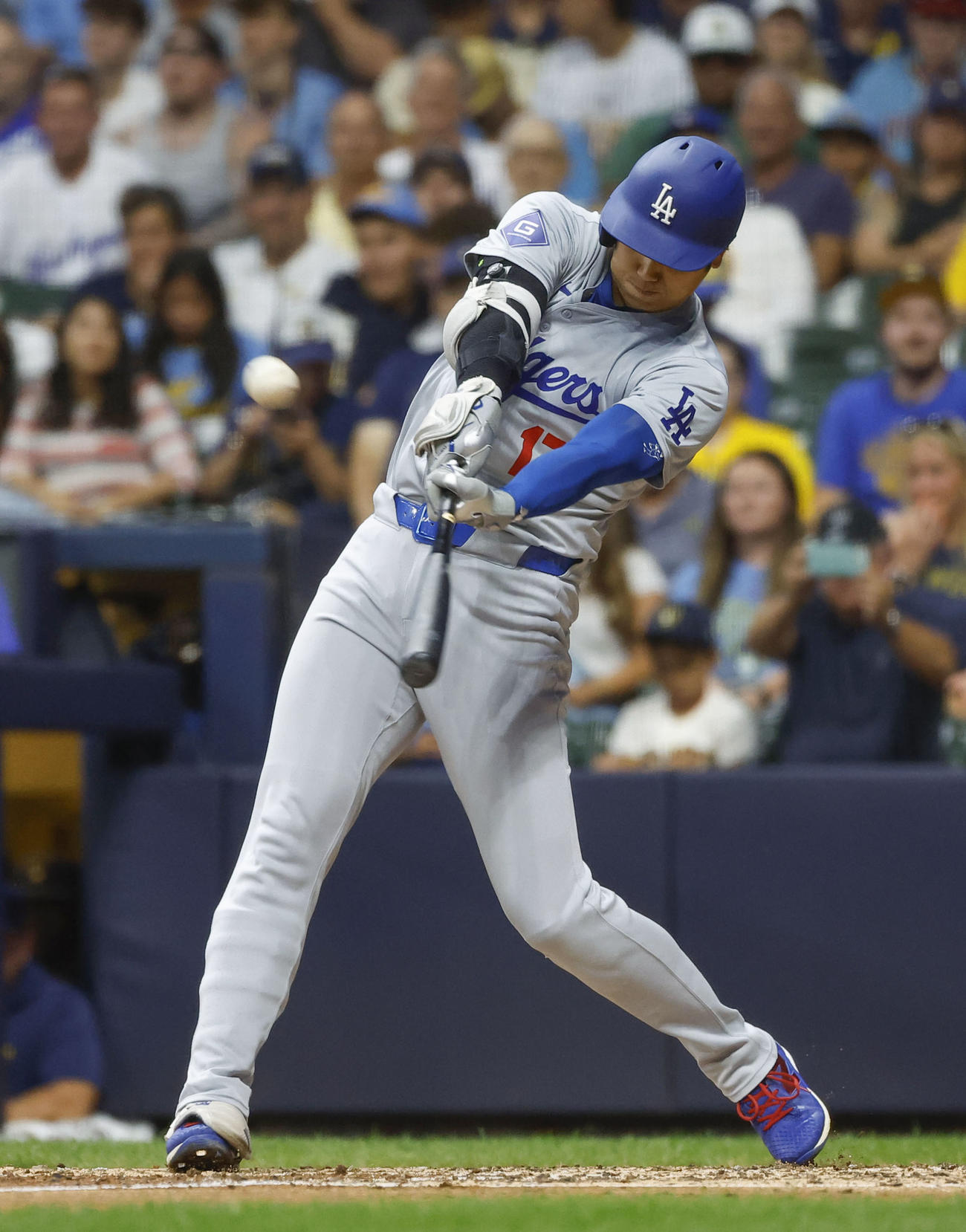 ブルワーズ戦の5回、36号2ランを放つドジャース大谷（共同）