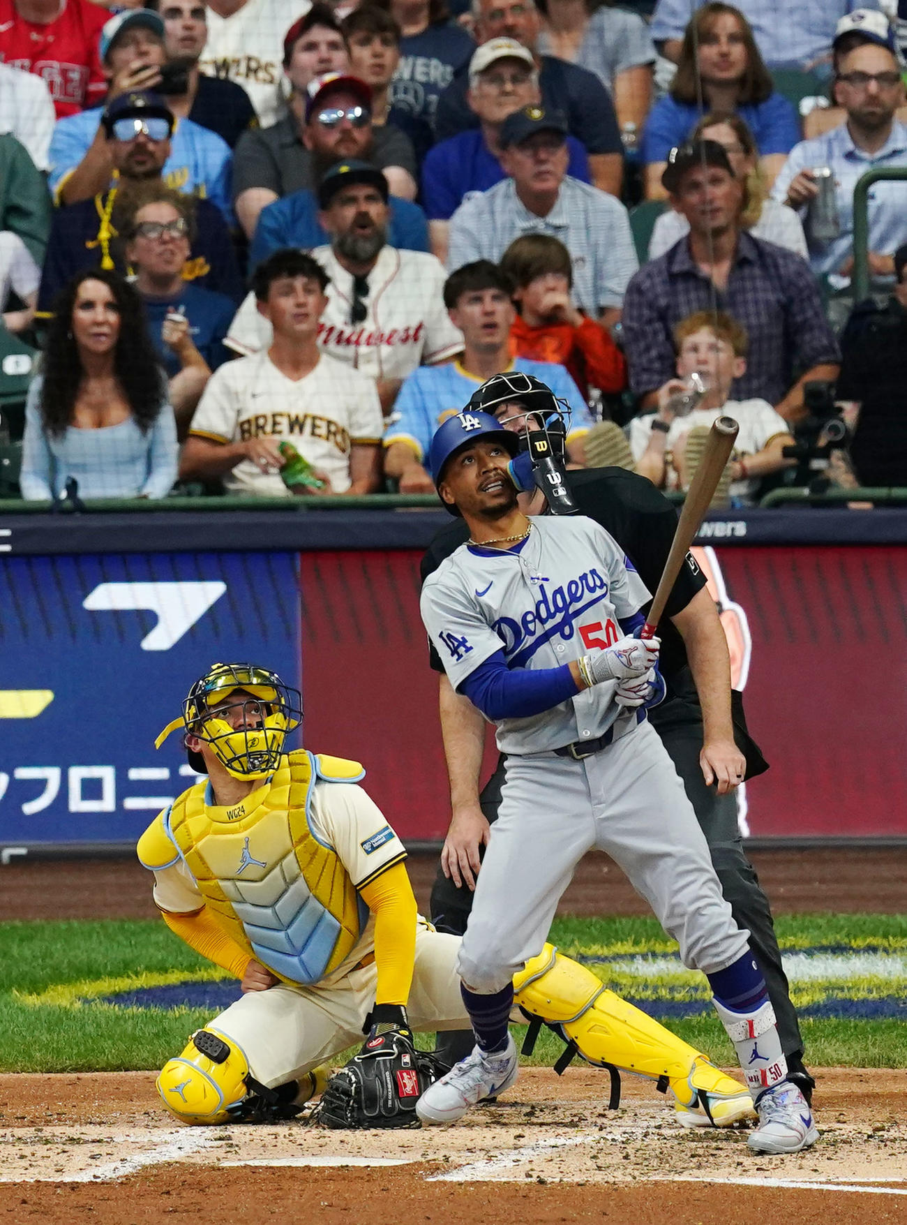 ブルワーズ対ドジャース　3回表ドジャース2死三塁、左越え2点本塁打を放つムーキー・ベッツ（撮影・横山健太）
