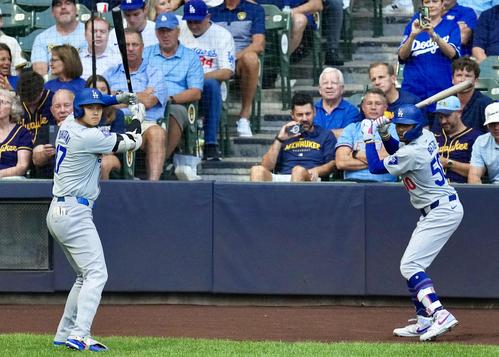 ブルワーズ対ドジャース　試合に臨むドジャース大谷翔平とムーキー・ベッツ（撮影・横山健太）