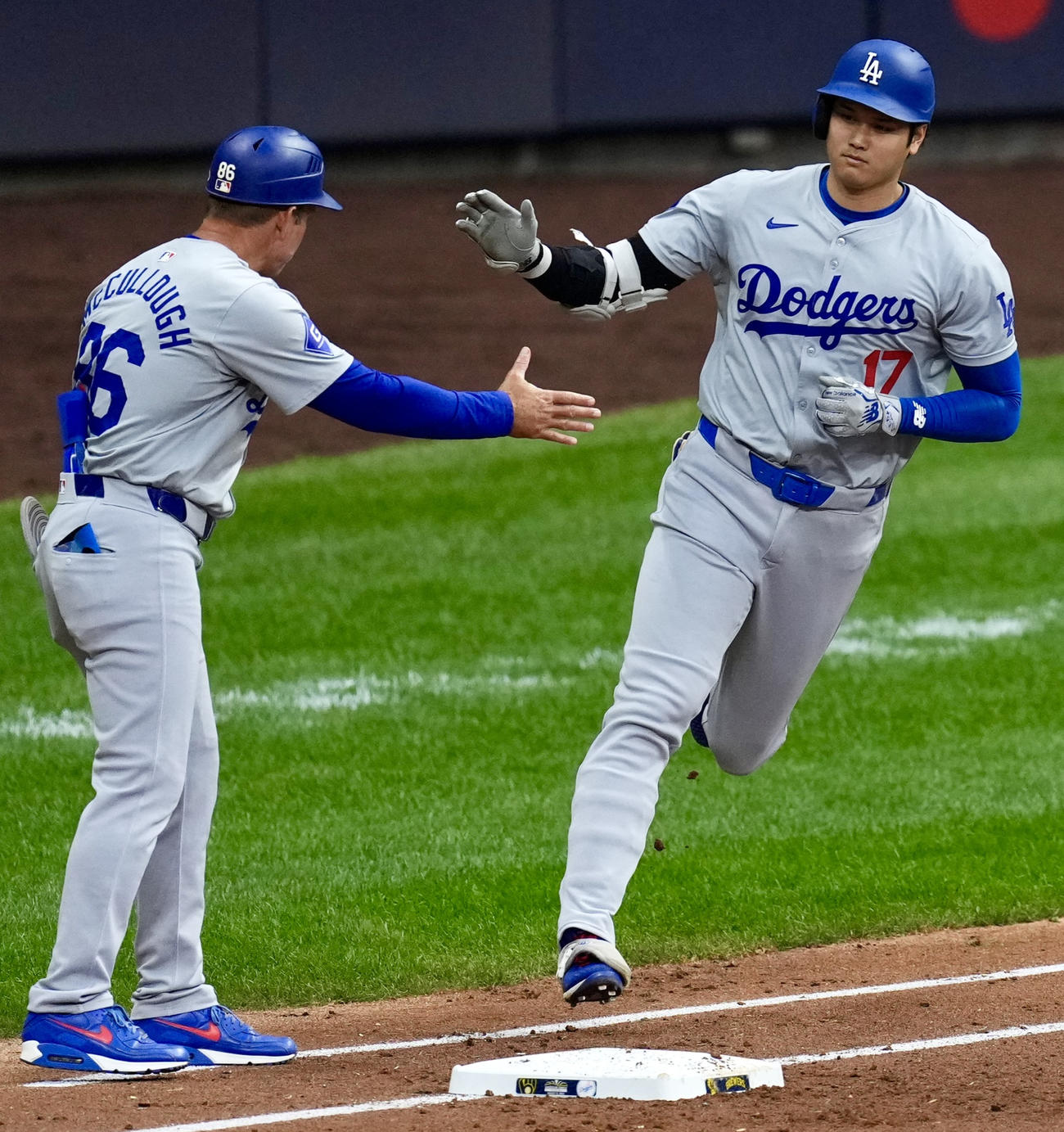 ブルワーズ対ドジャース　3回表ドジャース2死、右越え本塁打を放ちタッチを交わす大谷（撮影・横山健太）