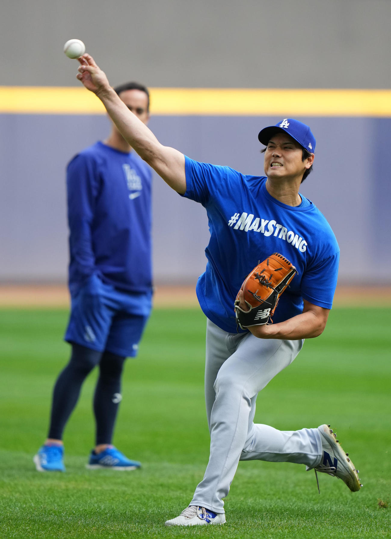 ブルワーズ対ドジャース　捕手を座らせてキャッチボールをするドジャース大谷（撮影・横山健太）