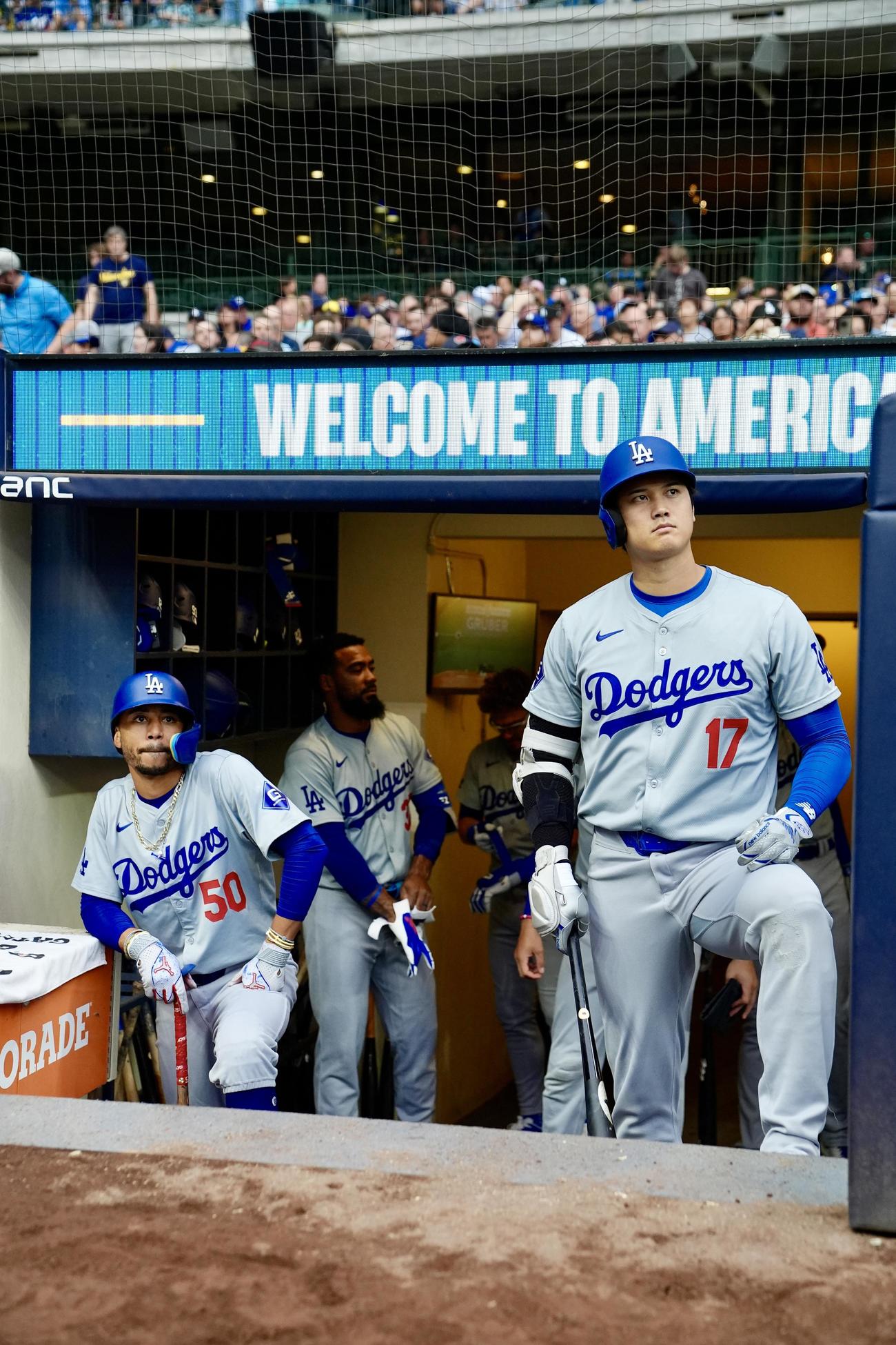 ブルワーズ対ドジャース　試合に臨むドジャース大谷とムーキー・ベッツ（左）（撮影・横山健太）