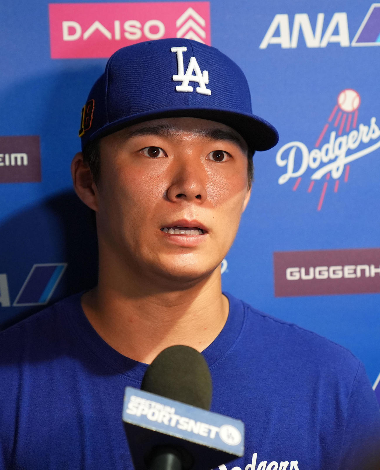 カージナルス対ドジャース　試合前、取材に応じるドジャース山本（撮影・横山健太）