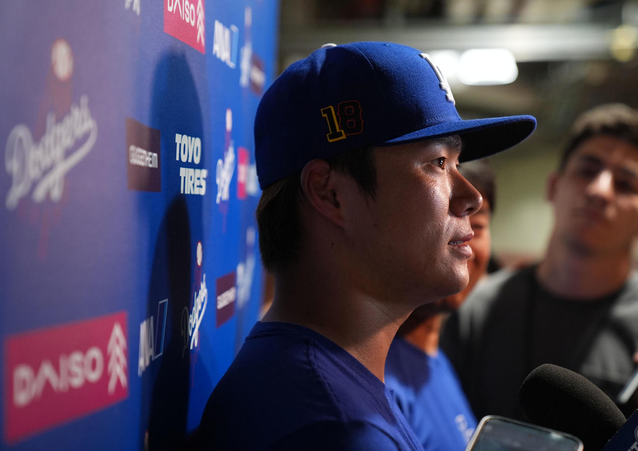カージナルス対ドジャース　試合前、取材に応じるドジャース山本（撮影・横山健太）
