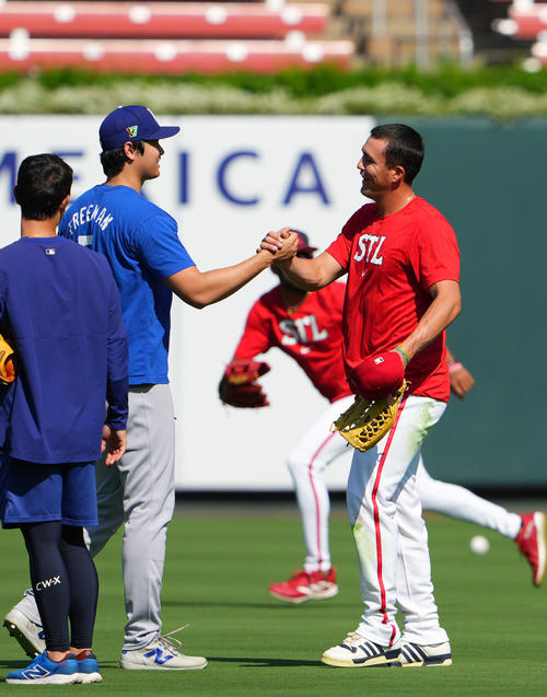 カージナルス対ドジャース カージナルスのラーズ・ヌートバー(右)と握手を交わすドジャース大谷(撮影・横山健太)