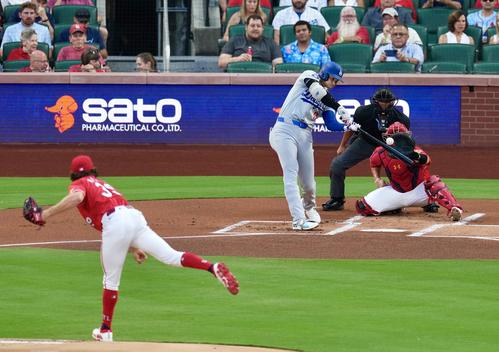 カージナルス対ドジャース 1回表ドジャース無死、空振り三振に倒れる大谷。投手マイコラス(撮影・横山健太)