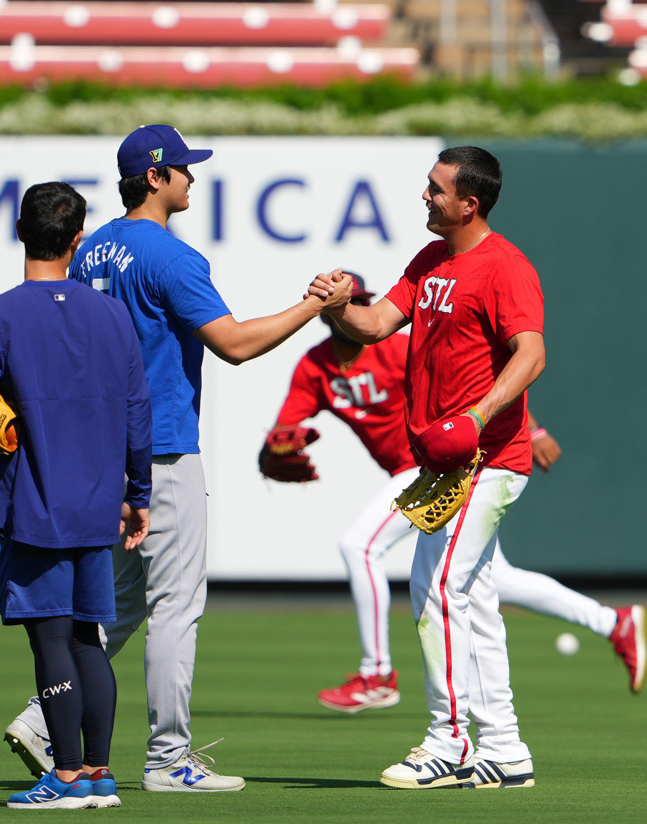 カージナルス対ドジャース　カージナルスのラーズ・ヌートバー（右）と握手を交わすドジャース大谷（撮影・横山健太）