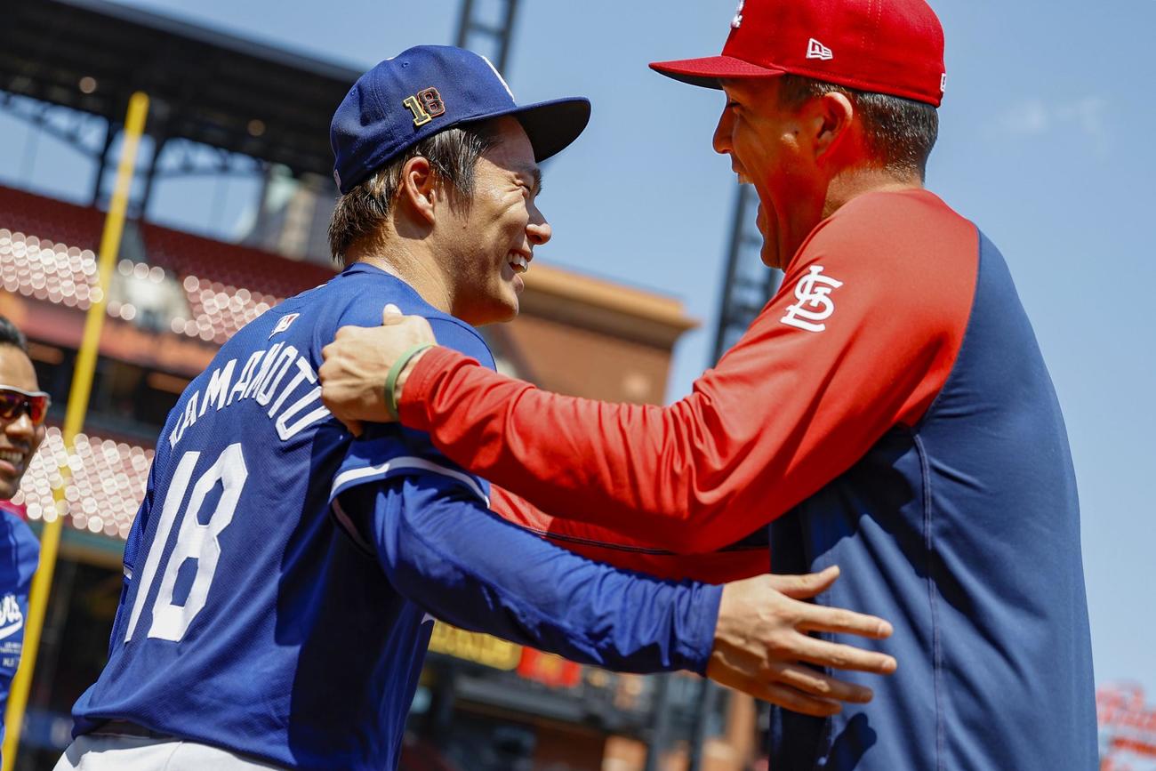 試合前、ドジャース山本（左）と談笑するカージナルスのヌートバー（共同）