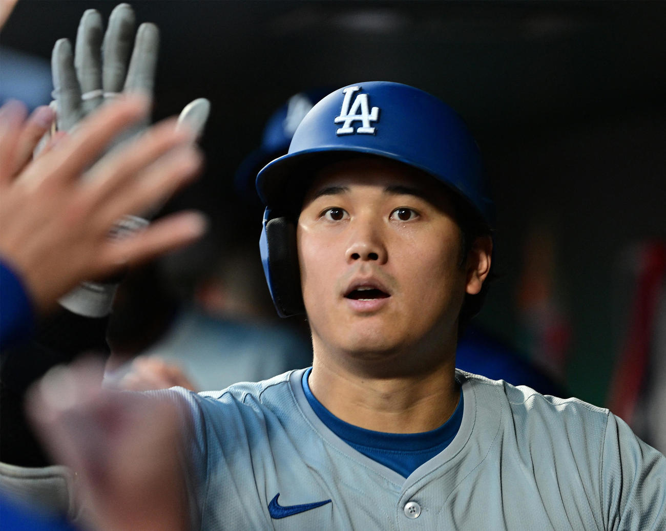カージナルス戦の5回に本塁打を放った後、ベンチで祝福を受けるドジャース大谷翔平（USA TODAY Sports＝ロイター）