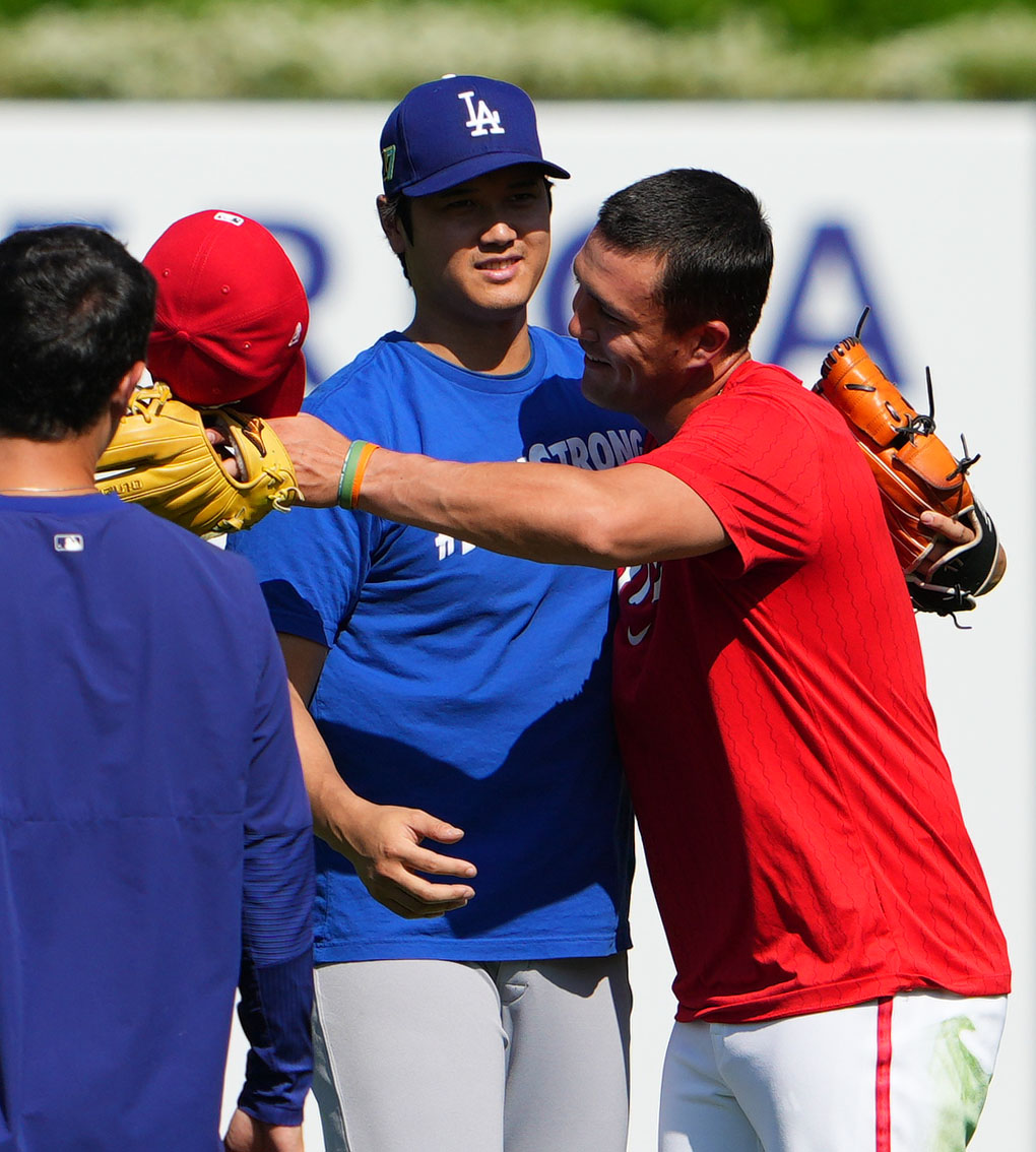 カージナルス対ドジャース　カージナルスのヌートバー（右）と抱き合い、再会を喜ぶドジャース大谷（撮影・横山健太）