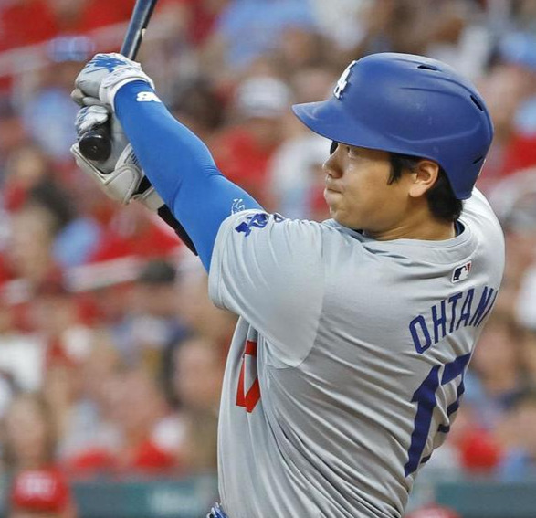 カージナルス戦の5回、38号ソロを放つドジャース大谷翔平。日本選手で初めてメジャー全30球団から本塁打を記録した（共同）
