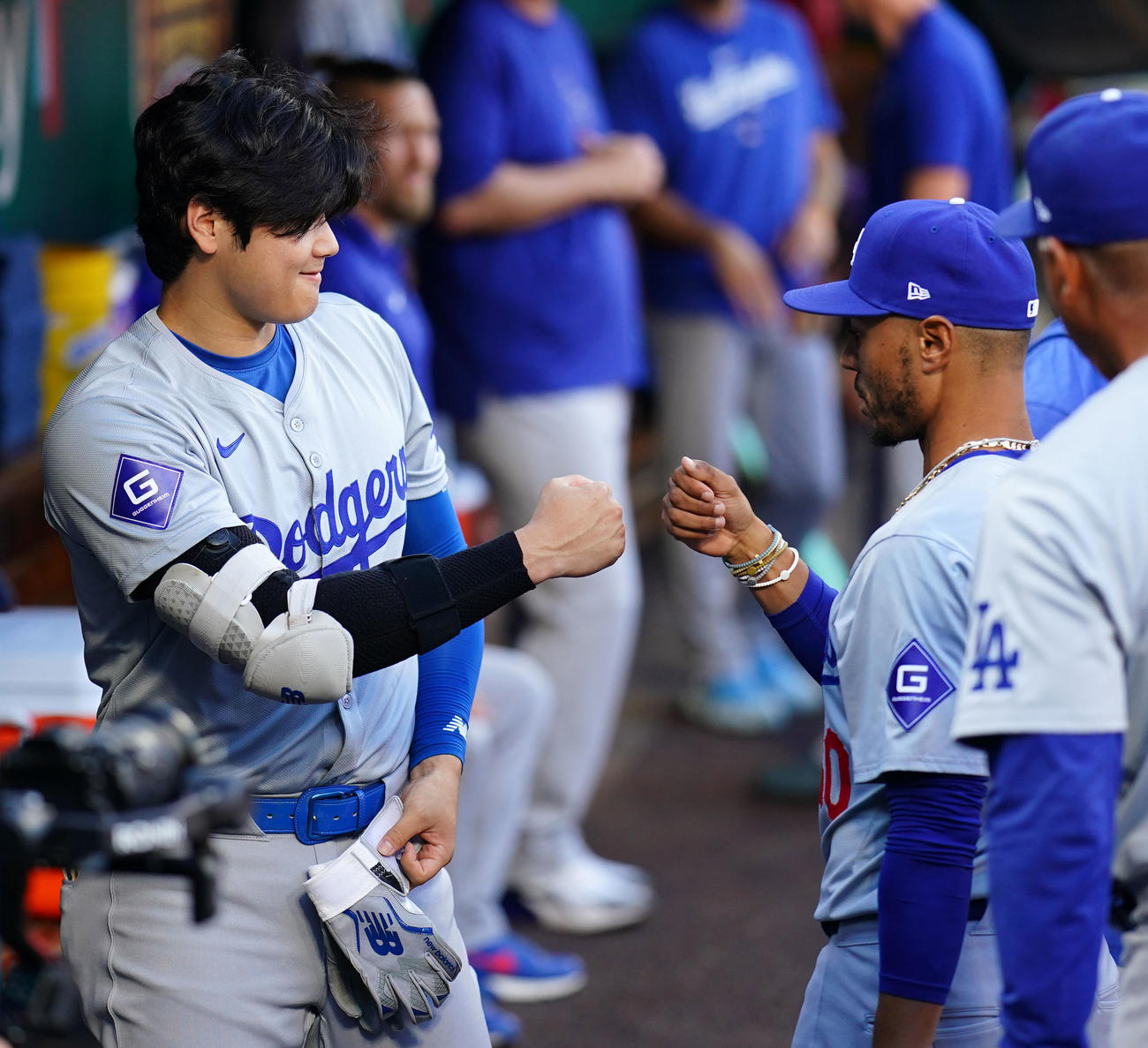 カージナルス対ドジャース　試合前、ベッツ（右）とタッチをするドジャース大谷（撮影・横山健太）