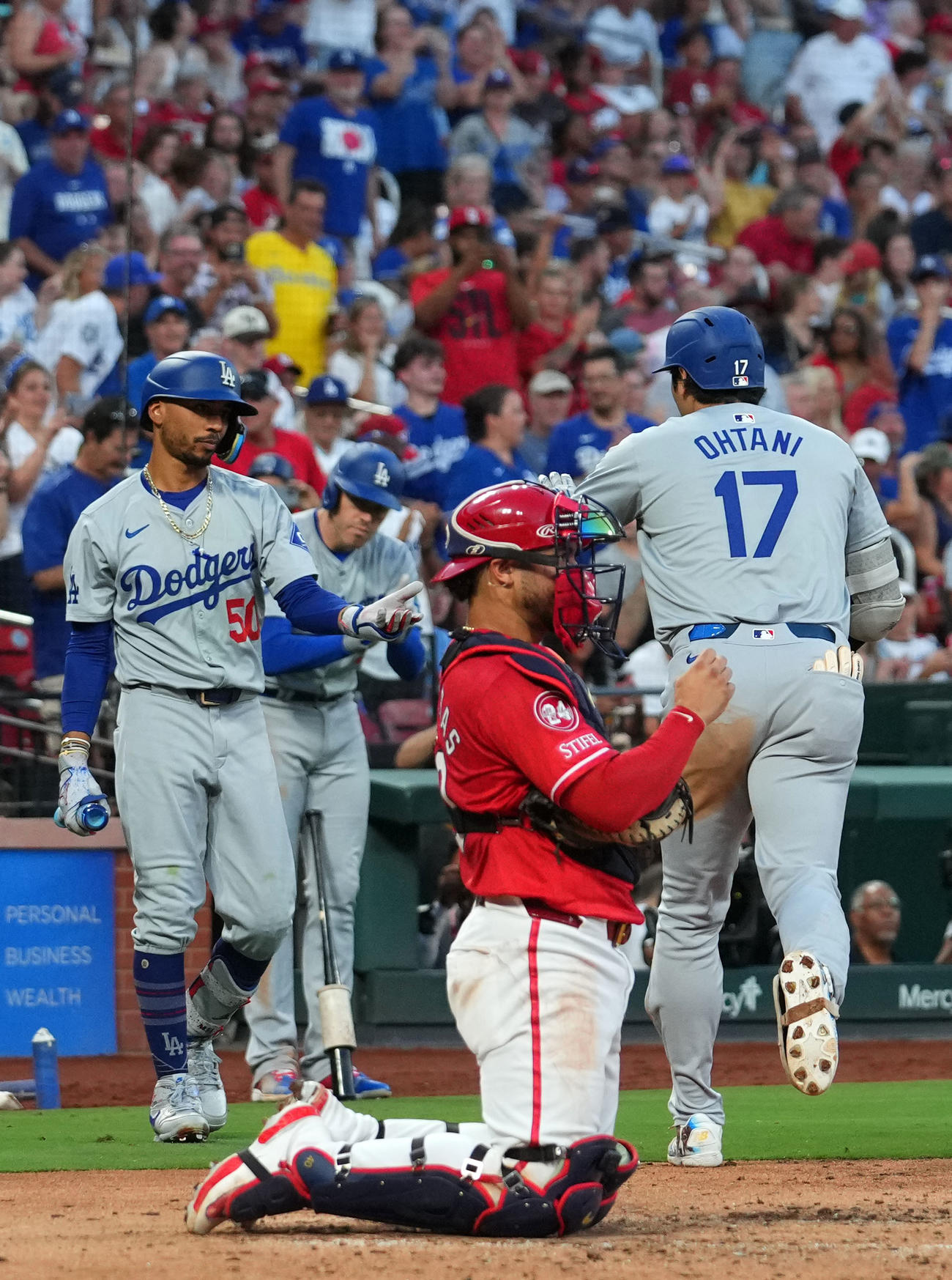 カージナルス対ドジャース　5回表ドジャース2死、MLB全30球団から本塁打達成となる右越え本塁打を放ちベッツ（左）とタッチを交わす大谷（撮影・横山健太）