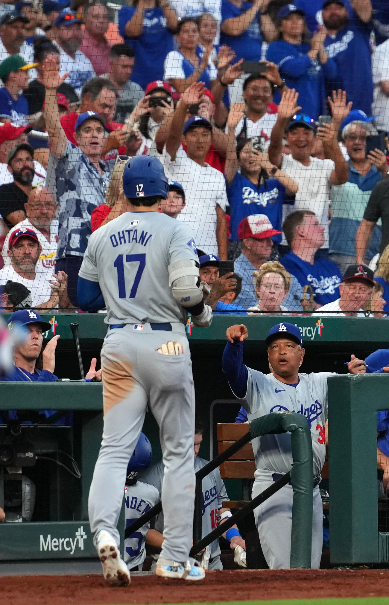 カージナルス対ドジャース　5回表ドジャース2死、MLB全30球団から本塁打達成となる右越え本塁打を放ちロバーツ監督（右）とタッチを交わす大谷（撮影・横山健太）