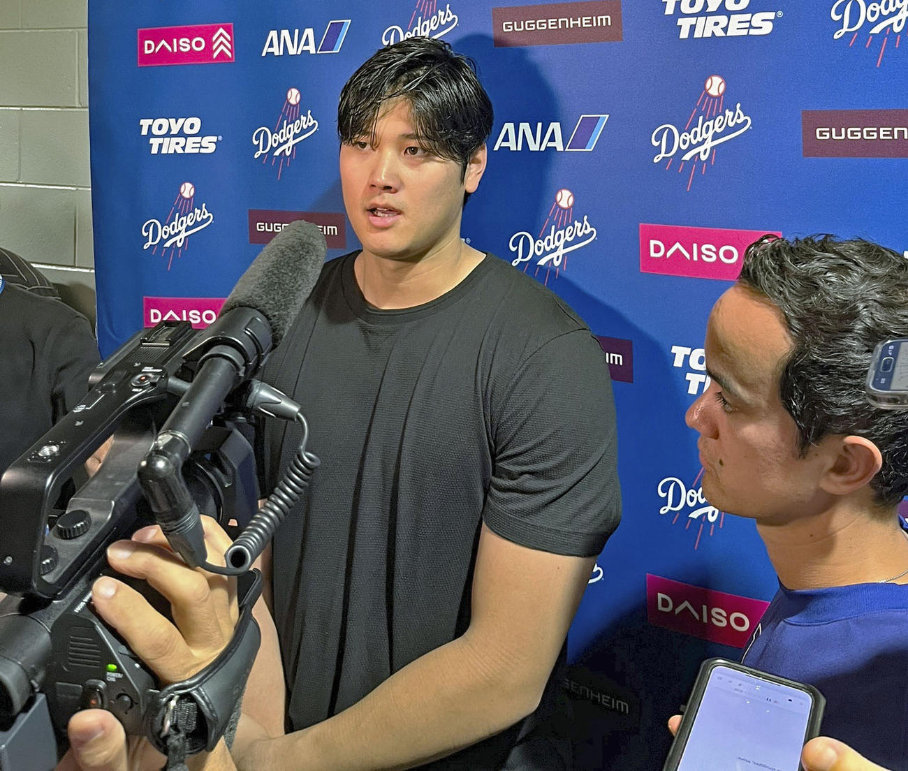 試合後、取材に応じる大谷翔平（共同）